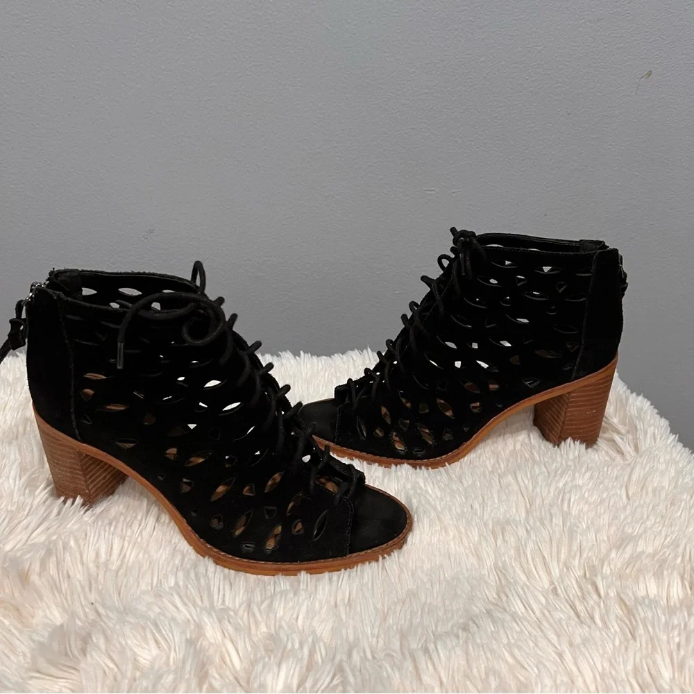 Gianni Bini cut-off‎ sandals size 8.5